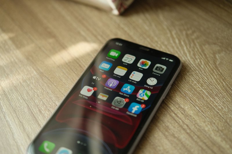 iPhone із застосунком Нотатки на екрані