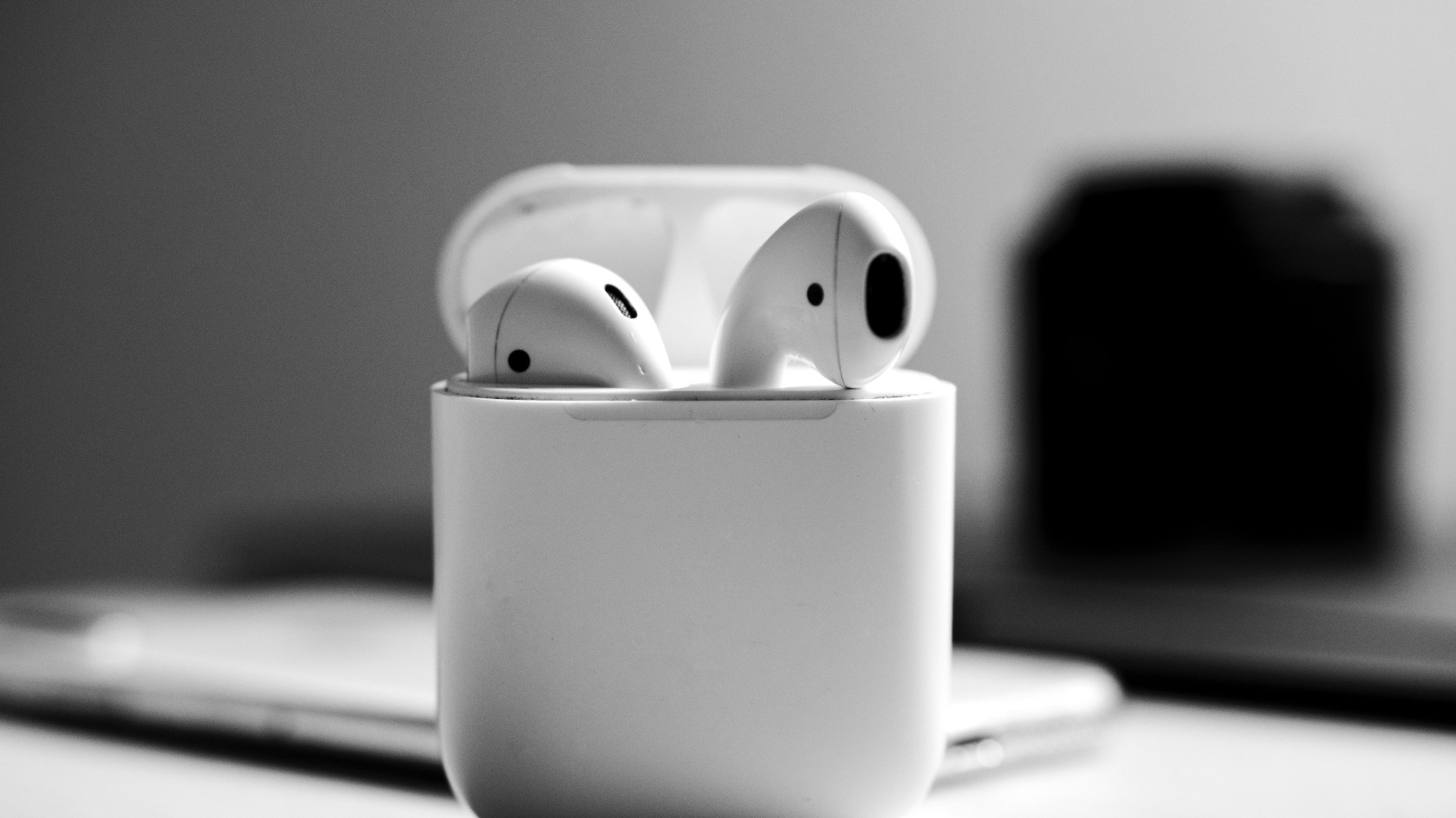 Потеряли AirPods: как найти наушники через «Локатор»