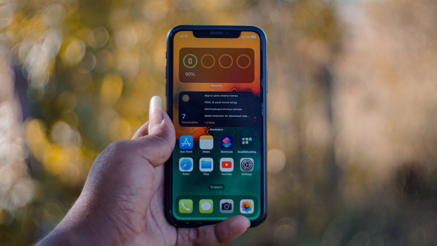 Зачем смахивать приложения на iPhone, если батарею это не спасает