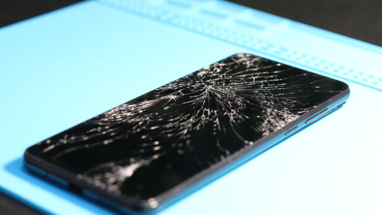 Тріснув екран iPhone Duo: що робити і чи покриє гарантія