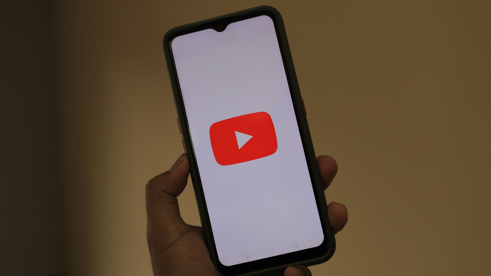 YouTube убирает вкладку «Подписки» из нижней панели